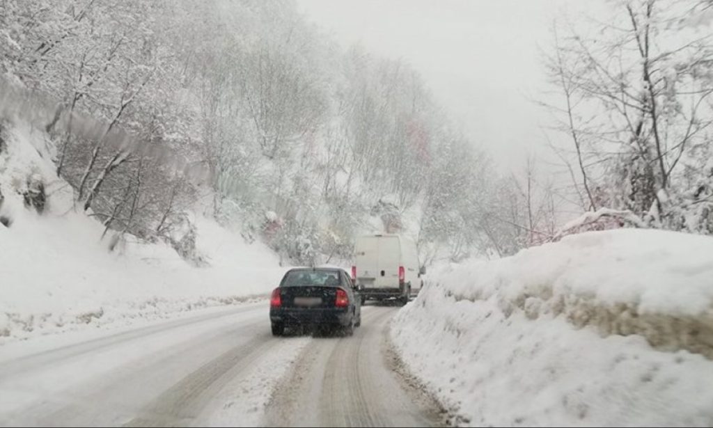 Снег на повисоките места, воведени ограничувања за сообраќај