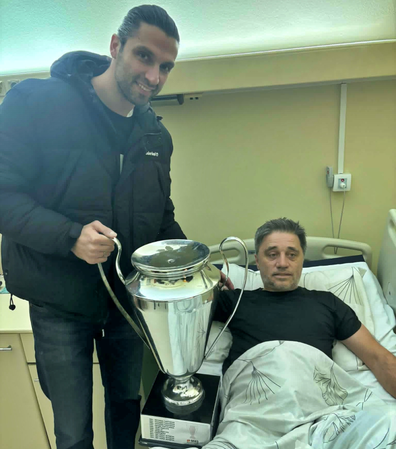 Убав гест на МЗТ, му однесоа медал на навивач во болница