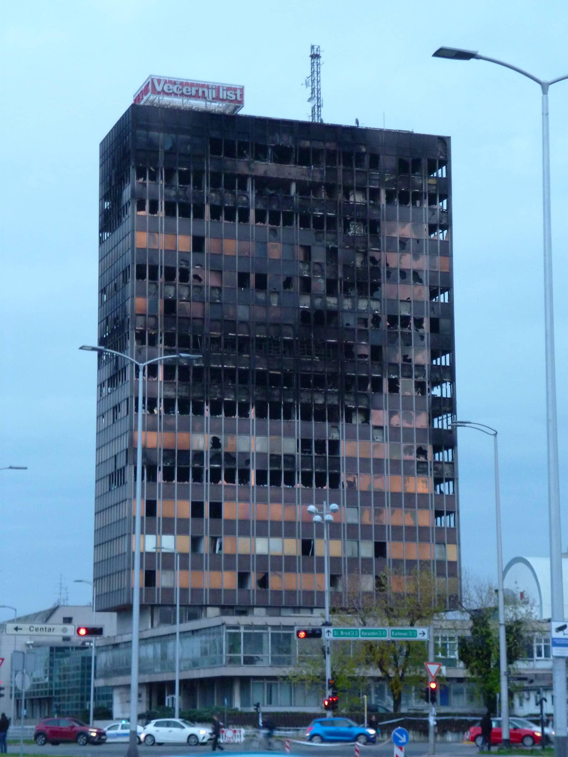 ОПОЖАРЕНИОТ СИМБОЛ НА ЗАГРЕБ ЗАМИНУВА ВО ИСТОРИЈА: Ќе се урива кулата на „Вјесник“, војската веќе го изнесува мебелот
