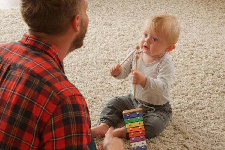 Музиката го подготвува бебешкиот мозок за говор: Што открива новото истражување?