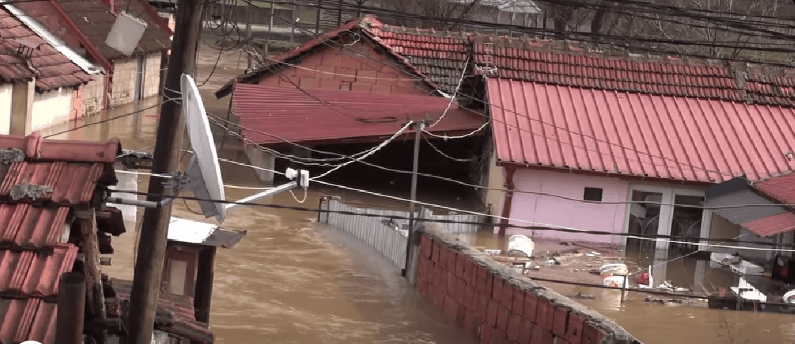 ВО ДЕЛОВИ ОД КИЧЕВО И ДО 1,5 МЕТРИ ВОДА ВО КУЌИТЕ, УХМР ПРЕДУПРЕДУВА: Водостоите на Вардар и Треска и натаму ќе растат!