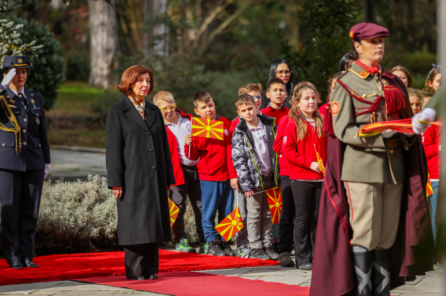 Традиционална церемонија на свечено менување на државното знаме во претседателскиот кабинет