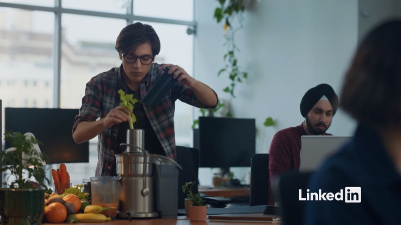 Хуморот како огледало на работното секојдневие: Нова кампања на LinkedIn и McCann