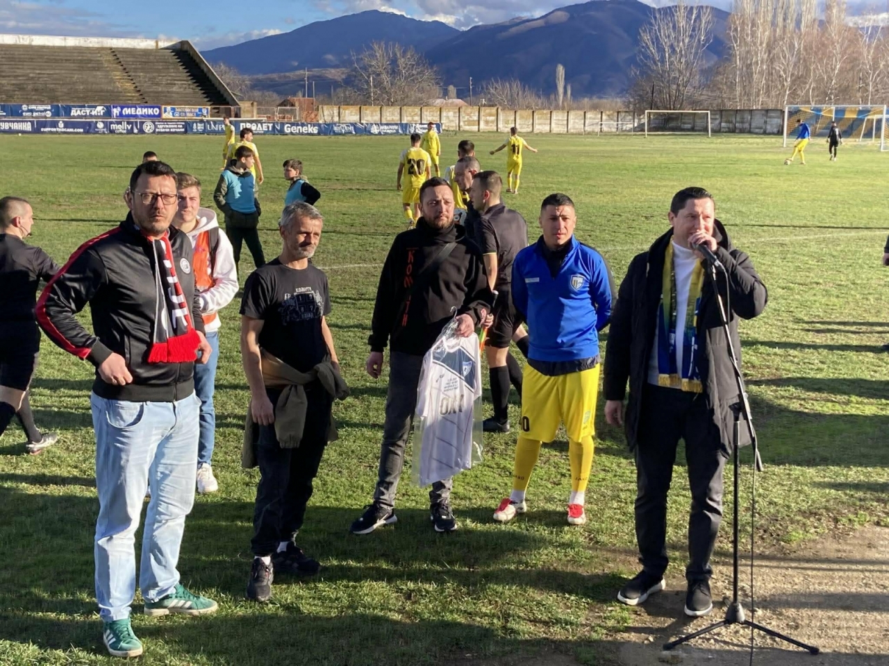 „Комити“ купија дрес на аукција и ги донираа парите, Вардар слави во хуманитарниот меч со Осогово