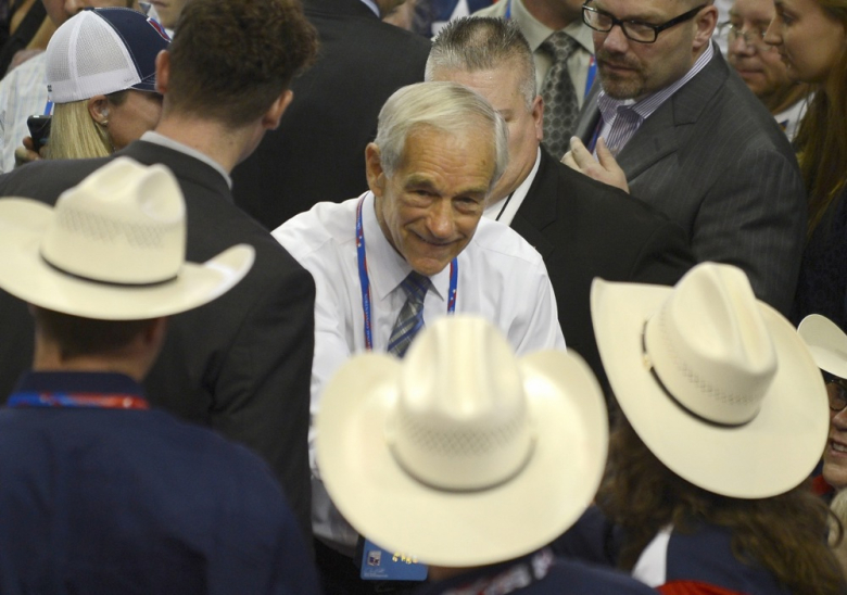 Американската економија се потпира на измама и фалсификувани пари