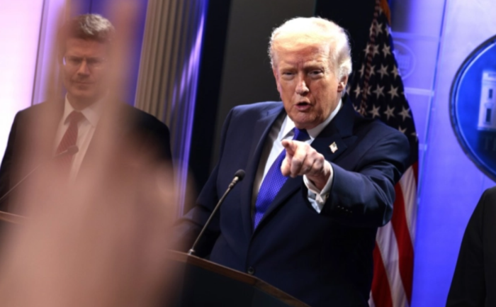 Трамп потпиша извршна наредба со која се воведуваат глобални царини од 10 проценти, по одлуката на Врховниот суд