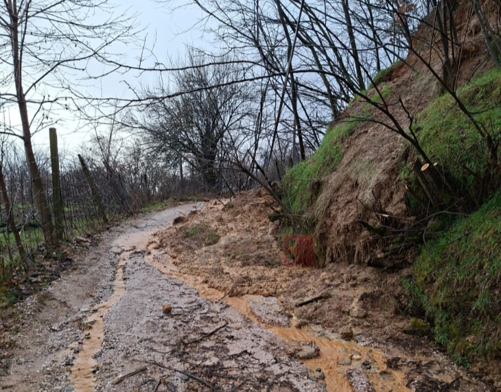Пријавени повеќе свлечишта во Полошкиот Регион, состојбата во Кичевско се нормализира