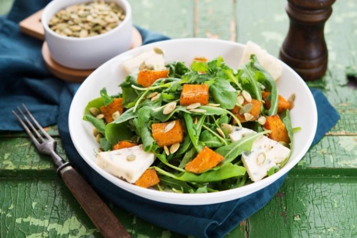 РЕЦЕПТ ЗА САЛАТА: Златна и крцкава печена тиква со рукола, фета сирење и сенф