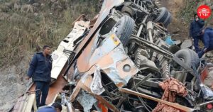 (ВИДЕО) Преполн автобус излета од планински автопат, десетици се мртви и повредени, меѓу кои и британски и кинески државјани