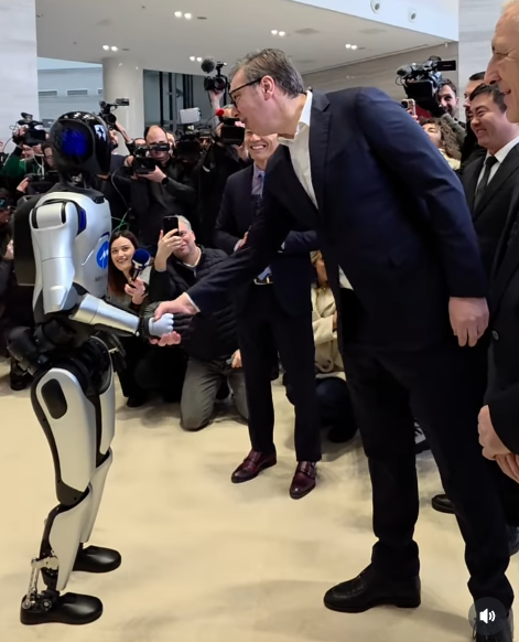 (ВИДЕО) „ИМА СИЛЕН СТИСОК, ЕЛЕКОТ МУ СТОИ УБАВО, УШТЕ ДА НАУЧИ ДА ИГРА ОРО“: Вучиќ се сретна со Лука, хуманоиден робот произведен во Србија