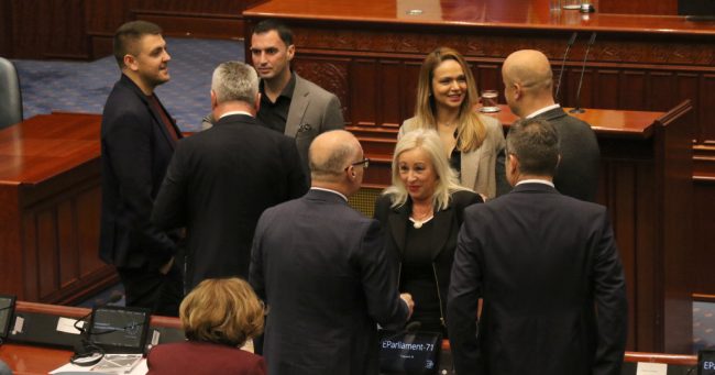 ПРАТЕНИЦИТЕ ДА СИ ДОЈДАТ УТРЕ ПЕШКИ, НИЕ ЌЕ РАБОТИМЕ, СИНДИКАТИТЕ ЌЕ СИ ПРОТЕСТИРААТ, КАЖА СПИКЕРОТ ГАШИ, НО И ТОЈ МИСЛИ ДЕКА НЕ ТРЕБА СИТЕ ФУНКЦИОНЕРИ ДА ИМААТ ВИСОКИ ПЛАТИ