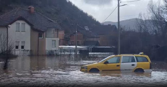 ЕВАКУИРАНИ НАД 180 ЛИЦА ОД ПОПЛАВЕНИ КУЌИ ВО КИЧЕВО, ПОПЛАВИ ИМА И ВО СКОПЈЕ И ГОСТИВАР