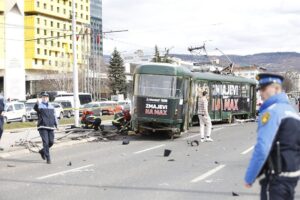 (ВИДЕО) Сведок на трагедијата во Сараево: Трамвајот немаше контрола, возачот не е виновен, мавташе со рацете и ѕвонеше