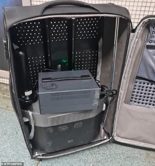 Измамници го користеле метрото за SMS измами во Лондон и испрале 700.000 евра преку подарочни картички