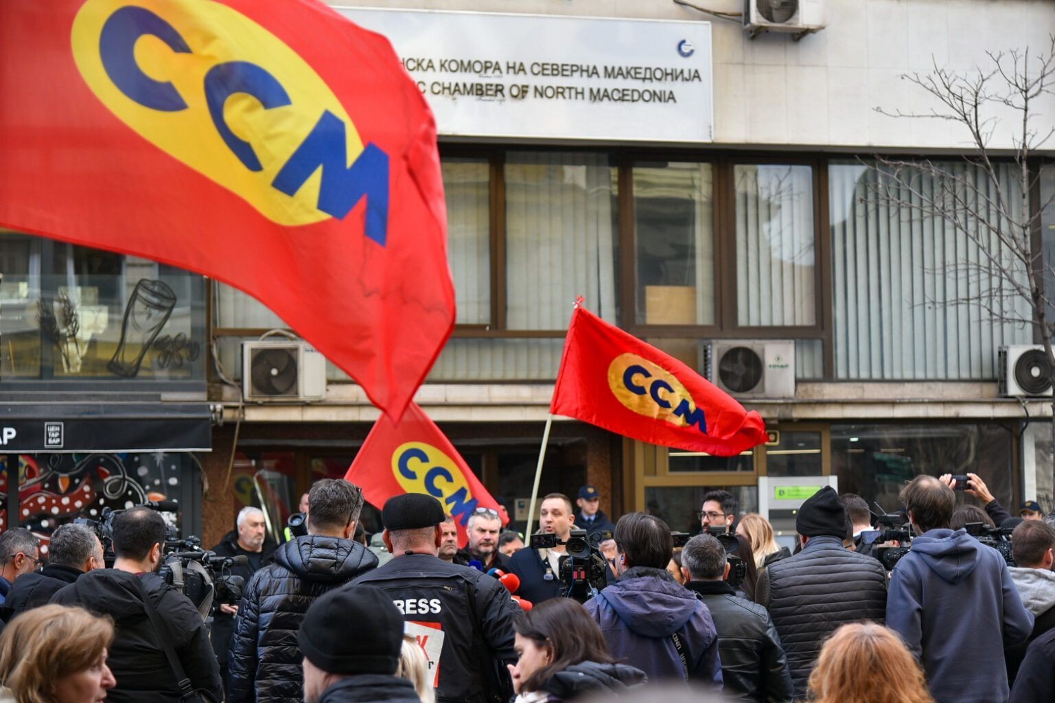 ФАКТОР НА ДЕНОТ: ССМ пак излезе на блокада и порача дека ако нема повисоки плати, постојано ќе бидат на улица