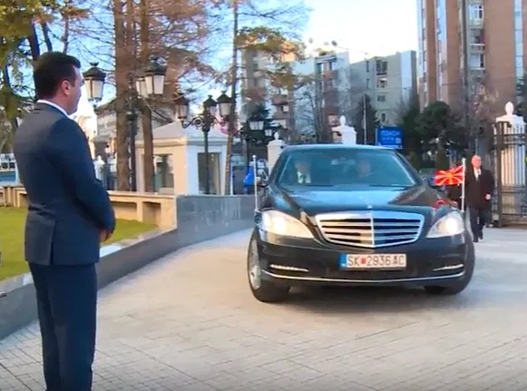 СДСМ „НАОЃА“ ПАРИ ЗА СЕ: Минимална од 600 евра од „авионот“ за работниците, исто како и комбињата за брза помош од „мерцедесот“