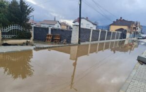 Потоп во Кичево: 250 луѓе се згрижени во градската спортска сала, граѓаните сами ја исфрлаат водата од домовите