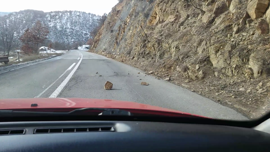 Поради одрон на патниот правец Катланово – Велес, сообраќајот се одвива по една коловозна лента во должина од 20 – 25 метри