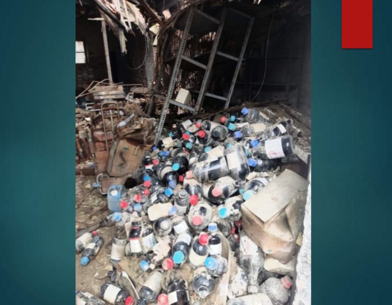 (Фото) 10 тони опасен хемиски отпад со години складиран во руиниран објект на Институтот за јавно здравје