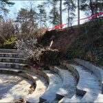 Небезбедно и запоставено: одрон стои кај амфитеатарот на Тумбе Кафе