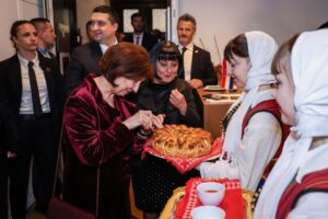 Претседателката Гордана Силјановска Давкова ја отвори изложбата „Архивски документи” на Жанета Вангели во македонскиот КИЦ во Загреб