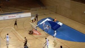 СТРАШНА СЦЕНА ВО ХРВАТСКА: Кош падна врз играч на Сплит (ВИДЕО)
