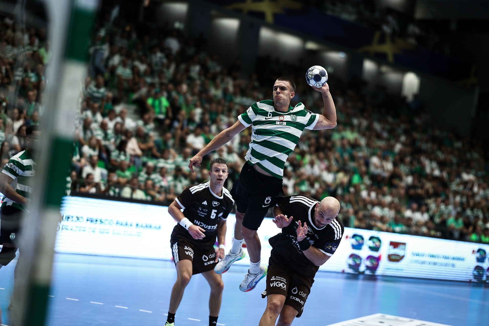 Плати за еден, земи тројца: Фленсбург пред „дил“ со семејството Кошта!