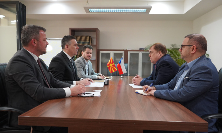 Интеграциите во ЕУ и управувањето со отпад во фокусот на средбата меѓу Хоџа и чешкиот амбасадор