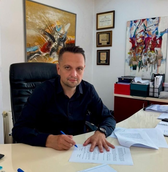 ГРАДОНАЧАЛНИК СО ШЕРИФСКИ МАНИРИ: Сашо Митовски на „двобој“ со полицијата која му го одзела „реното“ на брат му Милан Митовски