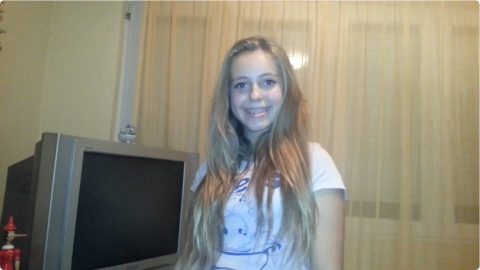 Тогаш тинејџерка, денес жена: Секоја чест ако го препознаете ова мало распеано девојче, денес е познато музичко име! (ВИДЕО)