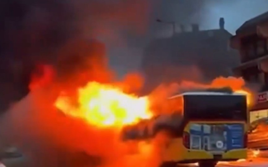 (Видео) Шестмина загинати во пожар во автобус во Швајцарија: „Патник се полеа со бензин и се запали“