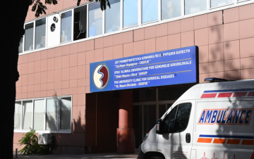 Вработен во „Македонски Железници“ со изгореници донесен во болница, повреден при струен удар