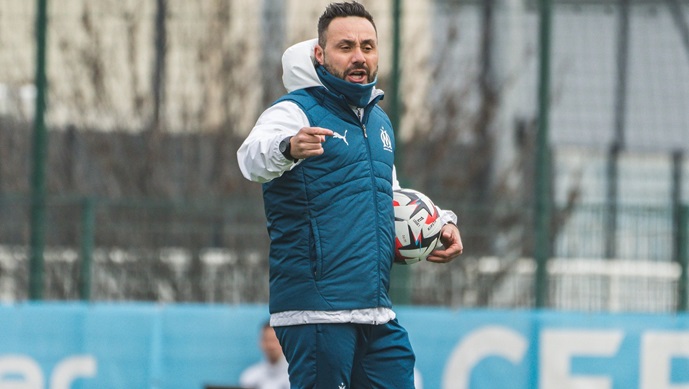 Де Зерби уште не потпишал со Тотнем, а навивачите му го свртеа грбот