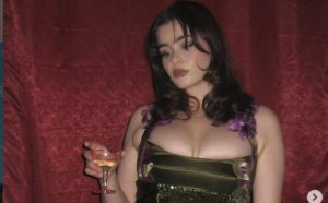 (ВИДЕО) ХОЛИВУД ЈА ОБОЖАВАШЕ ЗАТОА ШТО НЕ ГИ КРИЕШЕ ОДВИШНИТЕ КИЛОГРАМИ, А СЕГА „Е НА ПОЛОВИНА“: Актерката се појави непрепознатлива на Оскарите