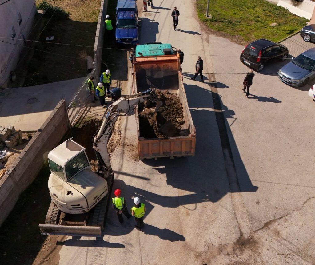 Град Скопје: Започнаа градежните активности за изградба на нова водоводна мрежа и реконструкција на улицата „Лисец“ во населбата Горно Лисиче