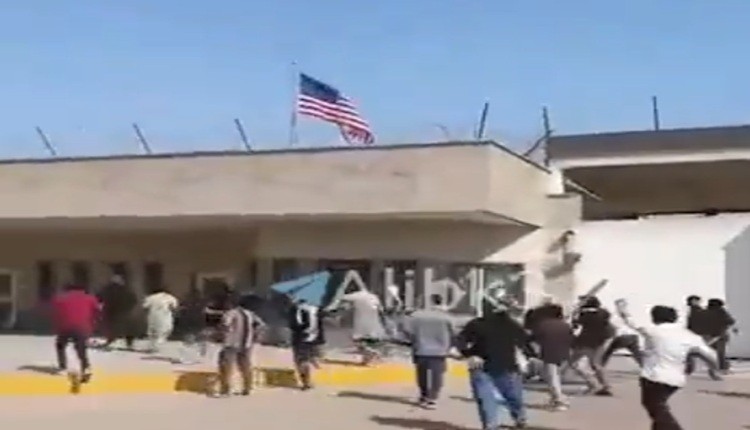 (ВИДЕО) Стотици демонстранти се обиделе да упаднат во американскиот конзулат во Карачи, има загинати