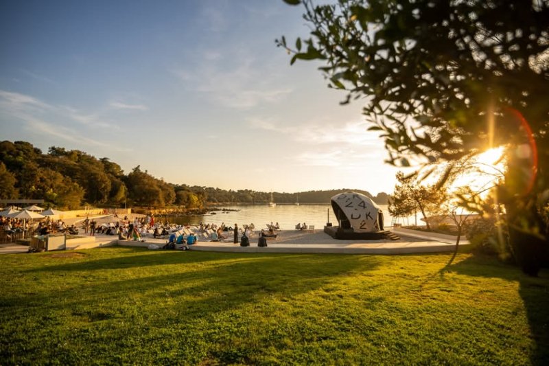 Кој ги поставува правилата на играта во комуникациската индустрија – панелите на Денови на комуникациите ги преиспитуваат одговорноста, влијанието и довербата