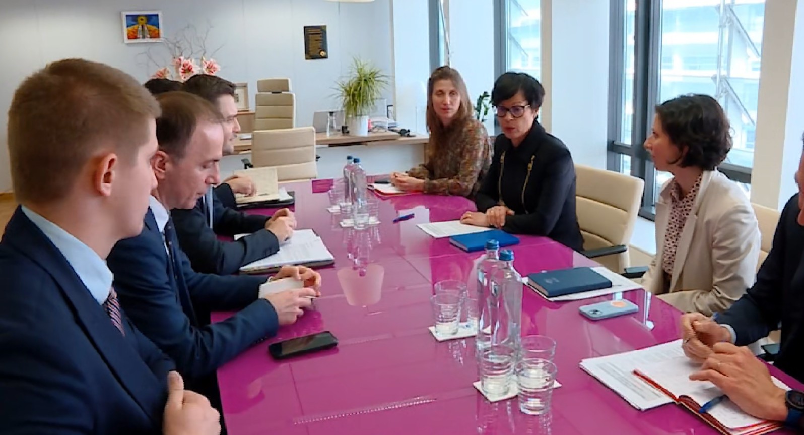 Средба Муцунски – Кос во Брисел, се бара достоинствено решение на спорот со Бугарија