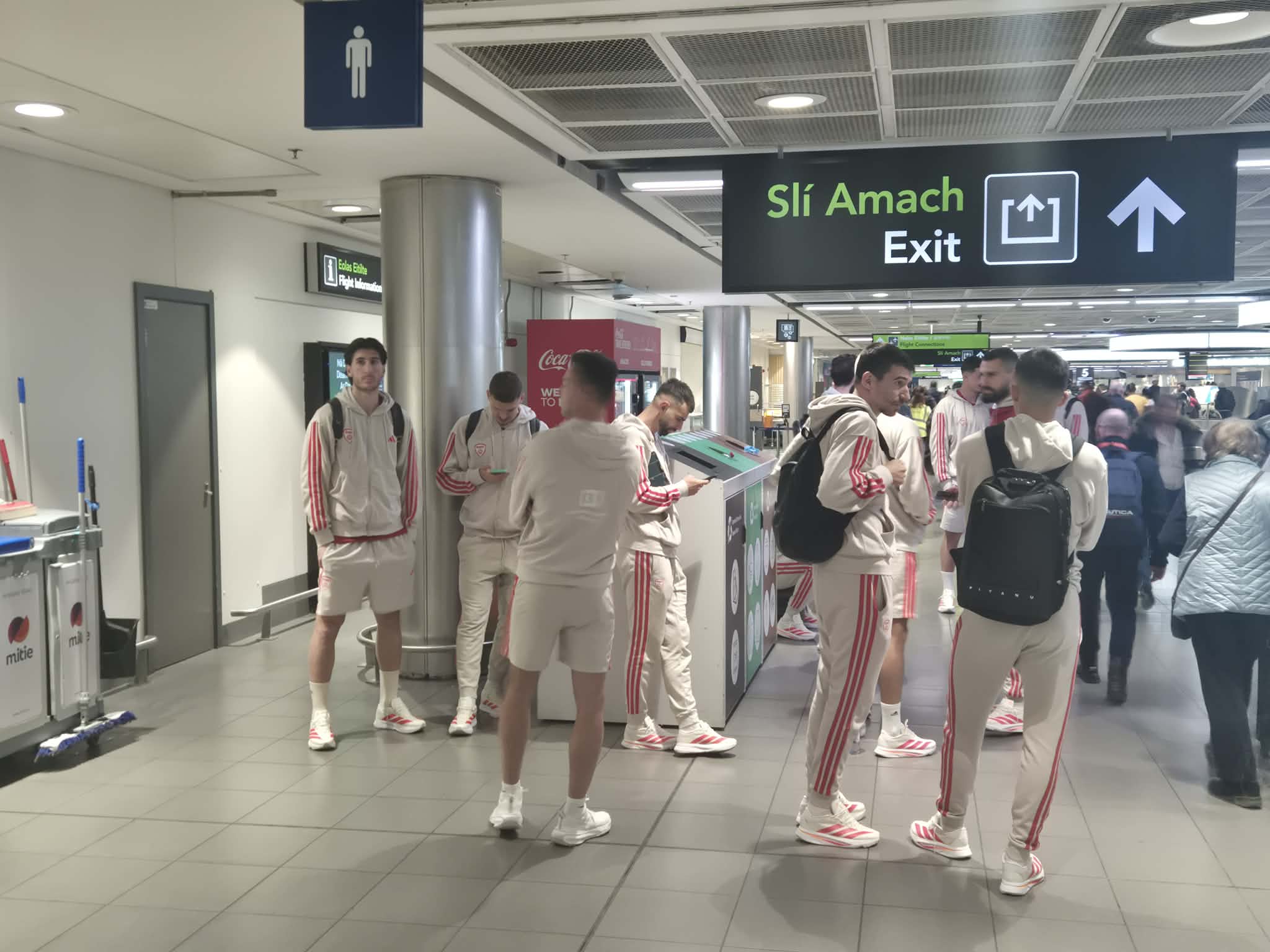 Фудбалерите по речиси четири часа лет пристигнаа во Даблин (ФОТО)