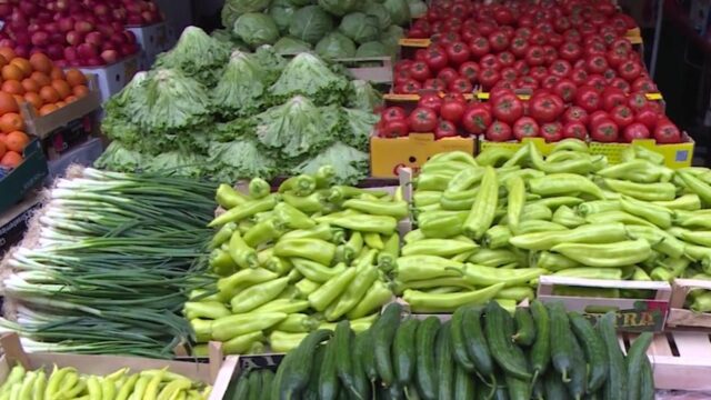 Македонецот плаќа 300 денари за килограм домати и пиперки