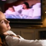 Дали спиењето со вклучен телевизор е лошо за вашето здравје?