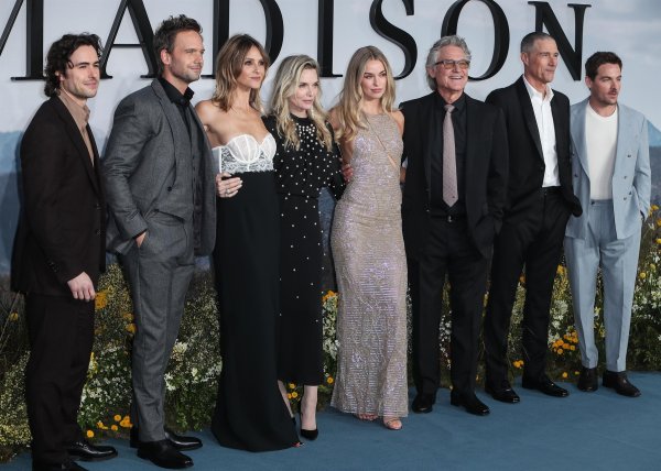 Никој не би ѝ дал 67 години: Мишел Фајфер сјае во бисери од глава до пети