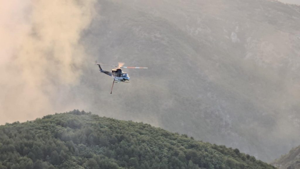 Два армиски хеликоптери го гаснат пожарот на Јабланица