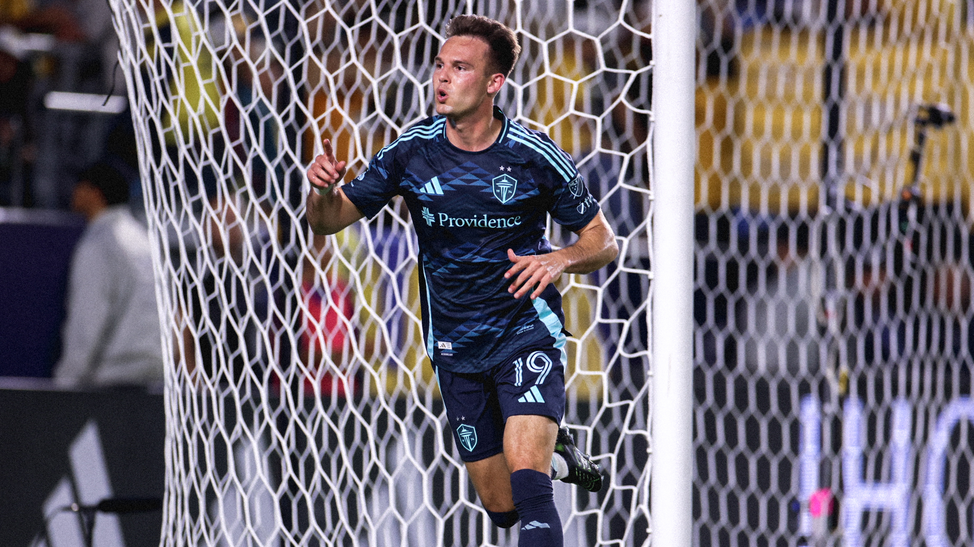 Дени Мусовски потпиша нов договор и останува во Сиетл