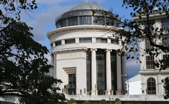 ПРИТВОР ЗА 55-ГОДИШНИК КОЈ СО ПИШТОЛ ПУКАЛ И Ѝ СЕ ЗАКАНУВАЛ НА СОПРУГАТА ПРЕД НИВНИТЕ ДЕЦА