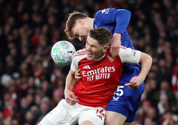 (Видео) Арсенал го слави голманот на Евертон, Њукасл го победи Челзи