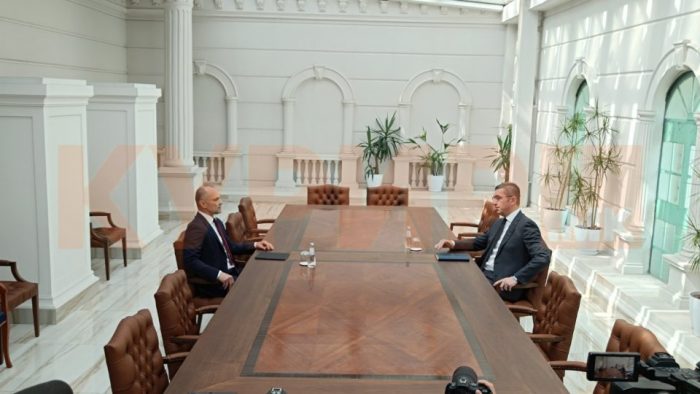 АНКЕТА: Убедливо водство на ВМРО-ДПМНЕ и на Христијан Мицкоски кој наспроти лидерот на СДСМ Венко Филипче води со 7:1