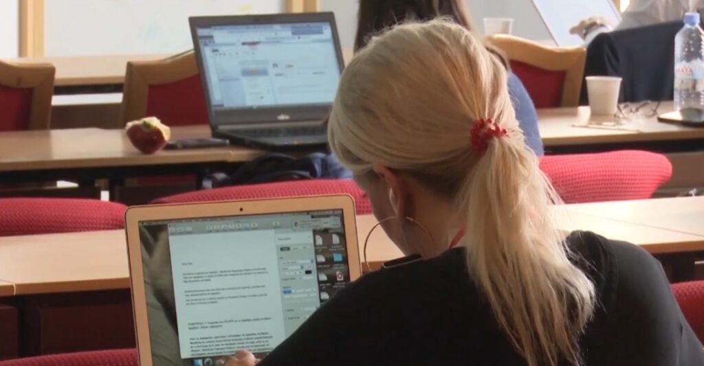 Притисокот, социјалните мрежи и вештачката интелигенција го зголемуваат ризикот од манипулација со информации