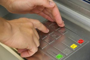 Што да правите ако направите грешка при подигнување пари на банкомат?