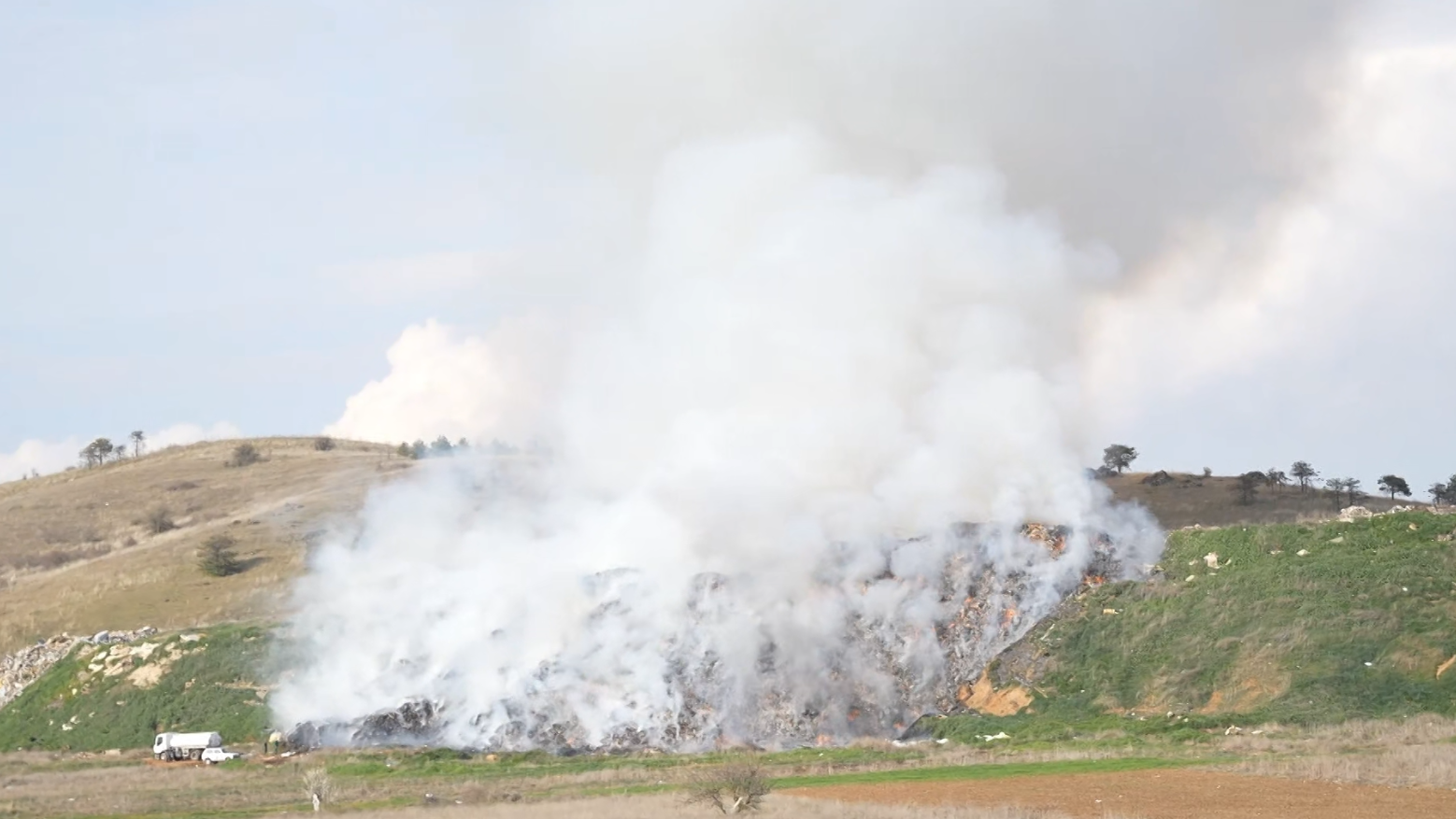 Депонијата кај Прилеп гори 3 дена, причина човечки фактор, се очекува целосно гаснење денес